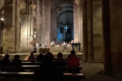 Acht Musiker im Altarraum: Impression des „Halte.Punkt.Advent“ am Freitag.