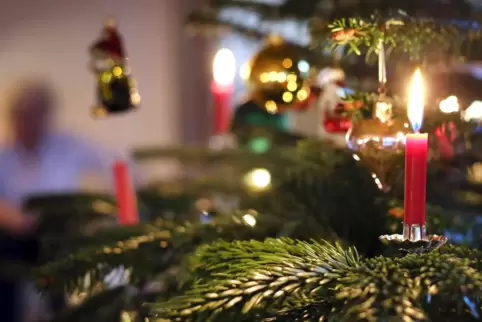 LED-Lichterketten sind zuggebenermaßen praktischer, aber Wachskerzen bleiben der Klassiker.