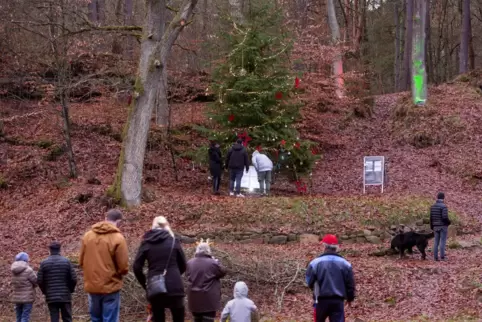 Gemeinschaftsprojekt: Wer möchte, darf den Tannenbaum auf der Naturbühne schmücken.