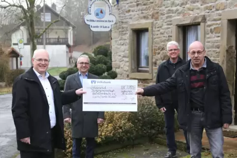 Die Spende überreichten (von links) die Vorstände Joachim Wagner und Harald Gabriel an Volker Gabel und Hubert Huck von der Bürg