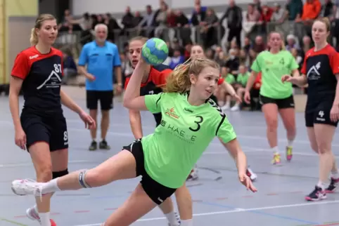 Da ist sie wieder: Celine Müller (am Ball)