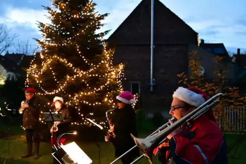 Auf einer großen Wiese spielte die Feldweg-Combo an vier Adventssonntagen Weihnachtliches.