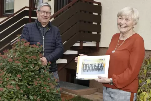 Erster Vorsitzender Bernd Kiefer hat jedem aktiven Mitglied des Gehrweilerer Gesangvereins (hier Sonja Ringle) persönlich einen Erster Vorsitzender Bernd Kiefer hat jedem aktiven Mitglied des Gehrweilerer Gesangvereins (hier Sonja Ringle) persönlich einen