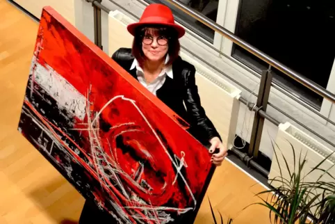 „Stiller Beobachter“: Birgit Weinerth mit einem ihrer Bilder. 