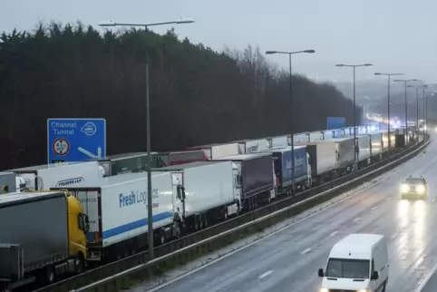 Lastwagen stehen in langen Schlangen auf der M20 in der Nähe von Folkestone in der Grafschaft Kent im Stau: Der Eurotunnel wurde