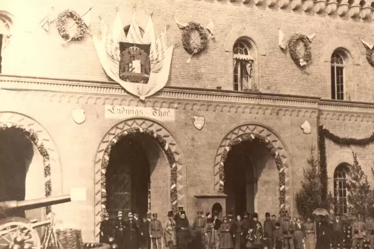 Bei festlichen Gelegenheiten wurde das Ludwigstor aufw&auml;ndig, nach dem Geschmack der Zeit, geschm&uuml;ckt, wie dieses Foto aus dem Ja