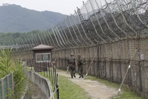 Südkoreanische Soldaten patrouillieren in der entmilitarisierten Zone an der Grenze zu Nordkorea. 