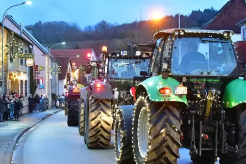 In den Dörfern – hier die Bahnhofstraße in Rieschweiler – warteten schon die Zuschauer.