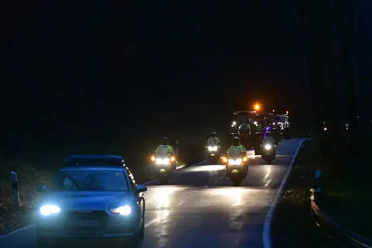 Polizei und DRK begleiteten die Fahrt. 