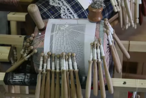  Spitzenklöppeln hat Gisela Graff-Höfgen in der Schweiz gelernt. Beim Sommerworkshop in Polen war es ebenfalls Thema.