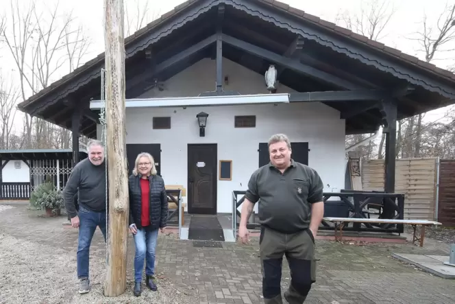 Ziehen sich zurück: Viktor und Rosalia Kolschek, die ihrem Nachfolger Bernhard Dittrich (rechts) das Vogelhaus im Wald zwischen Ziehen sich zurück: Viktor und Rosalia Kolschek, die ihrem Nachfolger Bernhard Dittrich (rechts) das Vogelhaus im Wald zwischen