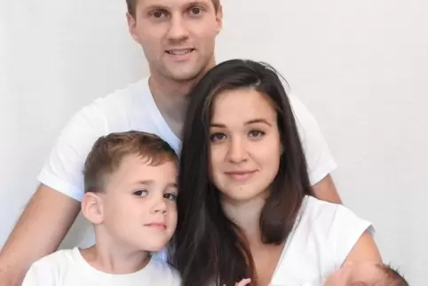 Martina Haben mit ihrem Mann Oliver Haben und den Kindern Matteo (links) und Malea. 