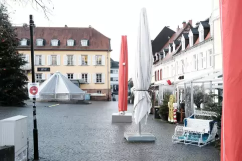 Zu Beginn der Bauarbeiten auf dem Marktplatz werden direkt vor der Restaurant-Zeile rechts die Versorgungsleitungen neu verlegt. Zu Beginn der Bauarbeiten auf dem Marktplatz werden direkt vor der Restaurant-Zeile rechts die Versorgungsleitungen neu verlegt.