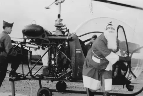 Am 20. Dezember 1952 schwebte „Santa Claus“ mit Hilfe eines Army-Hubschraubers erstmals auf das Gelände des US-Depots Germershei