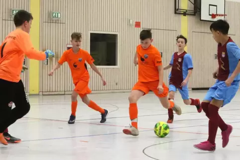 Nichts geht mehr: Im Januar spielte Römerberg (blau) noch gegen Gastgeber Speyer. 