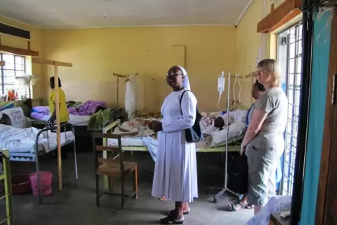 Maria Goretti Nakate (Mitte) zeigt Heike Heim (rechts) bei einem Besuch in Uganda das Kinderhospital. 