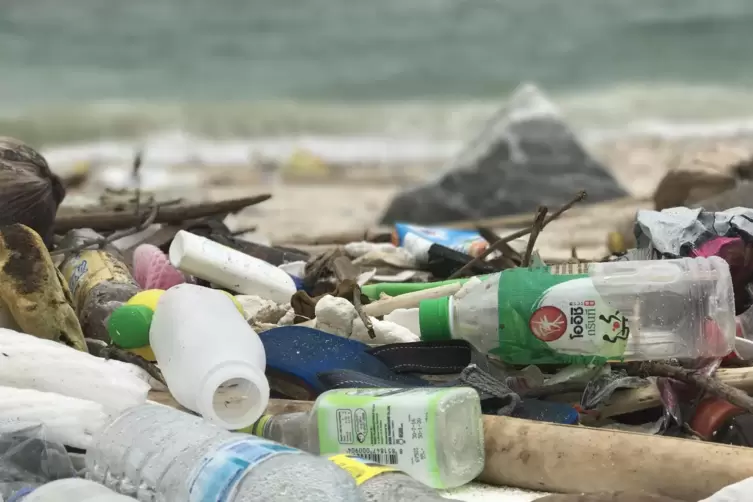 Hier gehört er definitiv nicht hin: Plastikmüll an einem Strand von Ko Sih Chang, einer Insel im Golf von Thailand. 
