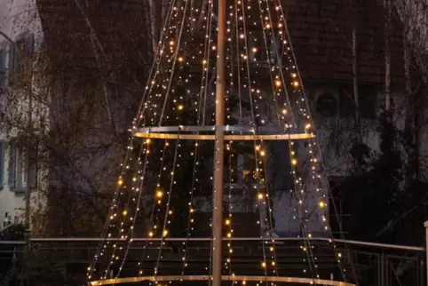 Neuer Tannenbaum an der Brücke im Flachsmarkt. 