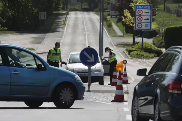 Die Grenze zwischen S&uuml;dpfalz und Elsass bei Schweigen-Rechtenbach im April: Pl&ouml;tzlich standen da wieder Grenzposten. &bdquo;Einreiseve