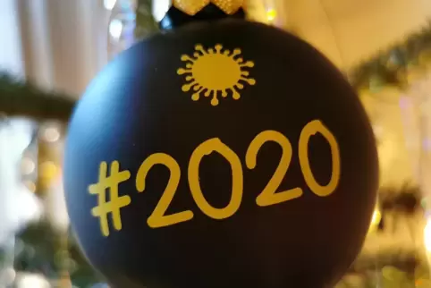 Im Pandemiejahr darf bei RHEINPFALZ-Leserin Bettina Pfaffmann aus Altleiningen diese selbstgemachte Christbaumkugel nicht fehlen