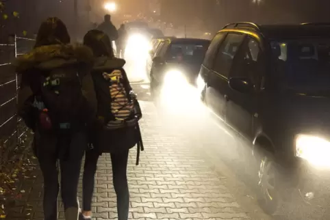 Stau und Schüler, die sich ihren Weg über die Schernauer Straße bahnen müssen – an dieser Situation will die Ramstein-Miesenbach