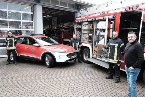 Der Kommandowagen (links) ist neu, das Hilfeleistungslöschgruppenfahrzeug hat schon 400 Einsätze hinter sich. Jetzt hat das Land