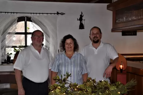 Erwin (links) und Ursula Schwarz eröffneten vor fast 38 Jahren das Gasthaus „Zur alten Schmiede“, mittlerweile ist Sohn Christia