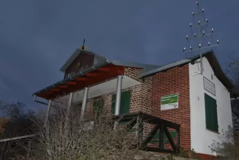 in der Nacht wird das Metallgerippe auf der Kupferberghütte zur strahlenden Schönheit.