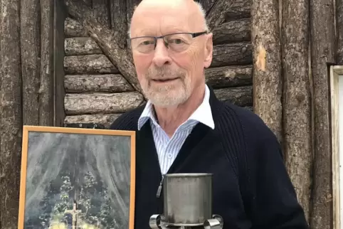  Werner Klein (78) hält den Abendmahlkelch aus Blechdosen, den sein Vater am Heiligabend vor 75 Jahren aus der Gefangenschaft mi