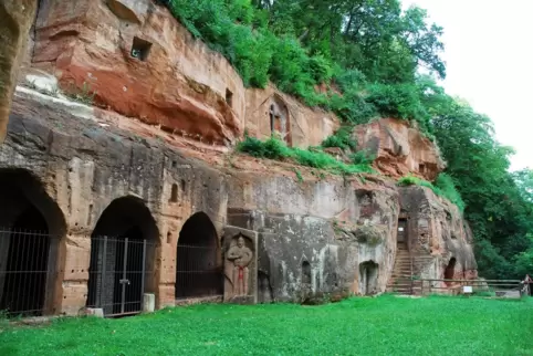 Eremitage in Bretzenheim: mit aus dem Felsen gehauenen Teilen einer romanischen Kirche.