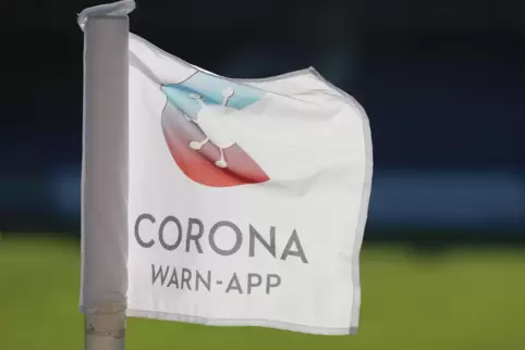 Während in den Stadien der Profiteams bei Spielen auf den Eckfahnen für die Corona-Warn-App geworben wird, haben die Amateure we