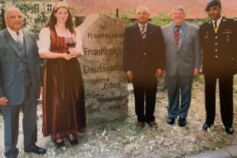 Begegnung am „Stein der Freundschaft“: 2002 trafen sich (von links) Adjutant-Chef Jahia Aberkane, Weinprinzessin Anja I., Adjuta