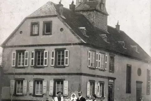 Angepackt: Die Kirche samt Schule – hier ein Foto aus dem Jahr 1912 – wurde 1825 von den Gerhardsbrunnern selbst errichtet.