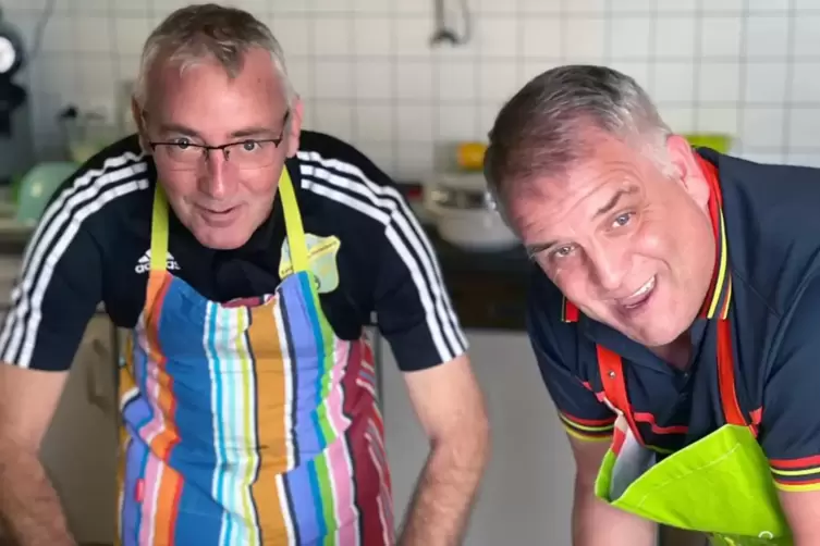 Dirk Leibfried (links) und sein Schiedsrichterkollege Dirk Kallmayer bei der Arbeit.