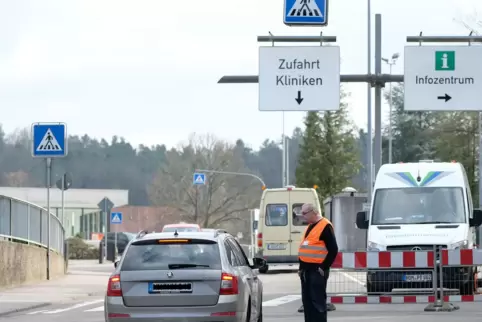 Ein Sicherheitsdienst kontrolliert Fahrzeuge, die ins Homburger Unigelände einbiegen. Ein Sicherheitsdienst kontrolliert Fahrzeuge, die ins Homburger Unigelände einbiegen.
