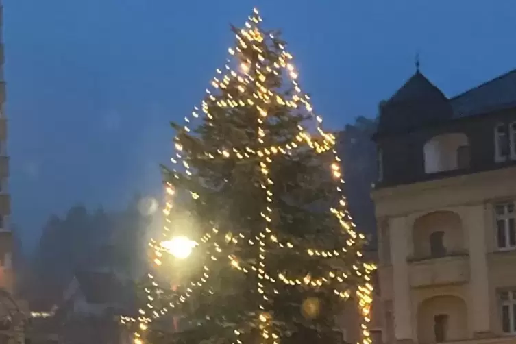 Drei Lichterketten schmücken den Baum in Idar. 