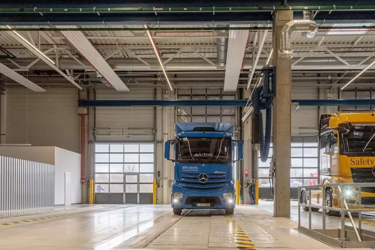 Daimler beschäftigt in seinem Lastwagenwerk im südpfälzischen Wörth derzeit rund 10.300 Mitarbeiter.
