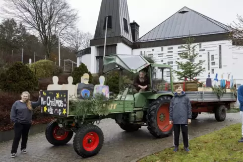 Auf ungewöhnlichen Wegen kommt Weihnachten in Otterbach daher: Pastor Benjamin Leppla ist mit dem Traktor unterwegs, der zuvor v