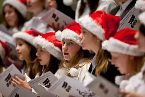 Nur noch eine Minderheit der Deutschen singt selbst Weihnachtslieder, und im Corona-Jahr 2020, wo Singen als verantwortungslose 