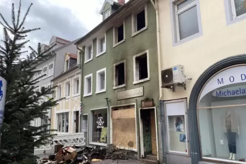 23. Dezember: Schutt vor dem Brandhaus in der abgesperrten Straße. 