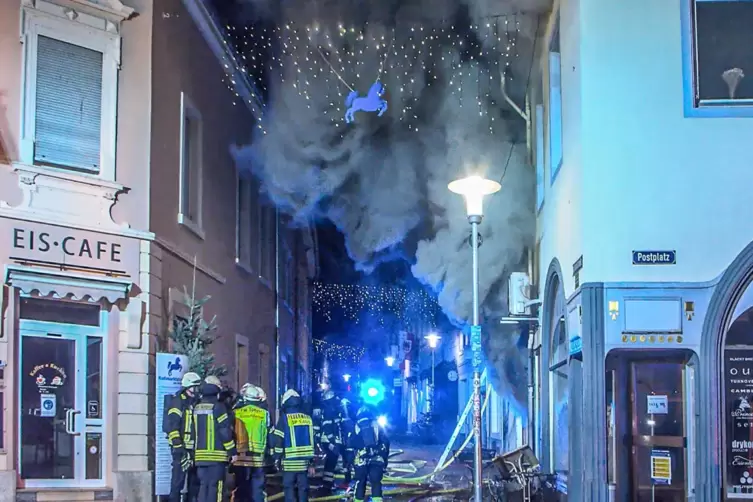 11. Dezember: Der Gro&szlig;einsatz beginnt morgens kurz nach 4 Uhr. 