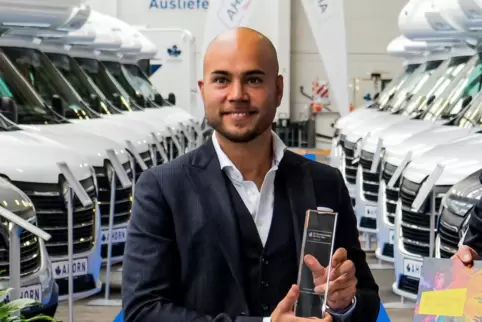 (K)Ein Traum: Alexander Reichmann mit Auszeichnung inmitten seiner Wohnmobile.