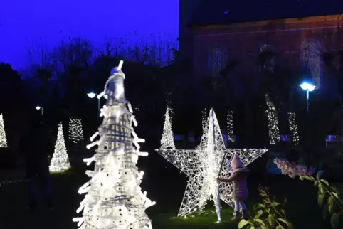 Licht im Dunkel im oberen Kurpark. 