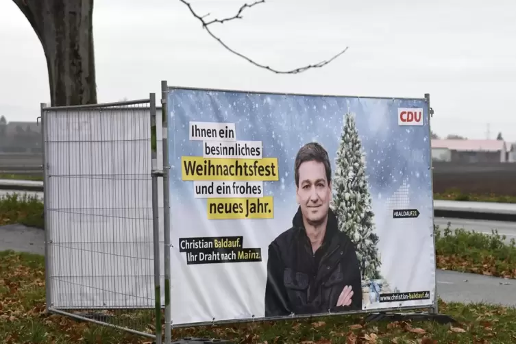 Stein des Anstoßes: ein Plakat des CDU-Spitzenkandidaten Christian Baldauf in seinem Wahlkreis in Frankenthal, das sein dortiger
