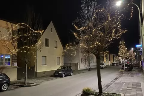 Mechtersheimer Straße: Bis zum 6. Januar bleiben die Lichterketten noch hängen.