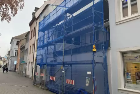 Hinter dem Gerüst: Hof und Laubengang.