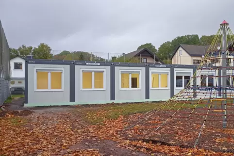 Drei Container stehen bereits in Stambach, ein vierter soll nach den Osterferien dazukommen.