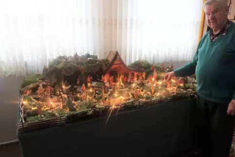 Liebe zum Detail: Alfons Gaa aus Mutterstadt mit seiner selbstgebauten Weihnachtskrippe. 