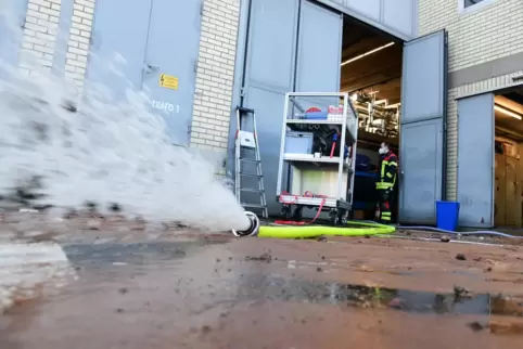 Die Feuerwehr pumpte den Keller aus. 