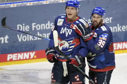 David Wolf (links) freut sich über sein Tor zum 1:0 für die Adler. Der Schulterklopfer ist sein Teamkollege Jason Bast. 